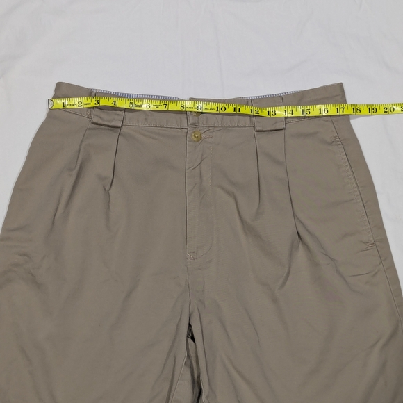 Tommy Hilfiger khaki shorts Men's 34 double pleat, double button - Picture 3 of 8